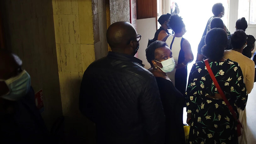 Angehörige von Kabuga, mutmaßlicher Drahtzieher des Völkermords in Ruanda, treffen in einem Pariser Gerichtsgebäude ein. Bei der Anhörung des 84-jährigen Kabuga geht es um seine mögliche Auslieferung an ein internationales Tribunal in Den Haag, das die…