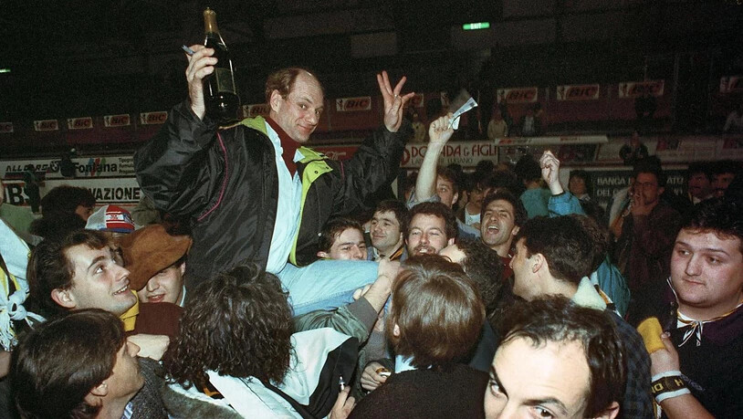 In der Manier eines Schwingerkönigs lässt sich John Slettvoll nach Luganos Meistertitel 1990 auf Schultern tragen. Der Inhalt der Flasche wird Champagner, Wein oder Whisky sein