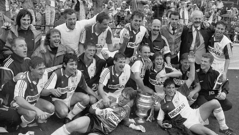 1990 war das Jahr des bislang letzten Doubles des Grasshoppers. Hier die Mannschaft nach dem 2:1-Sieg im Cupfinal gegen Neuchâtel Xamax. Ottmar Hitzfeld Dritter von rechts in der hintersten Reihe