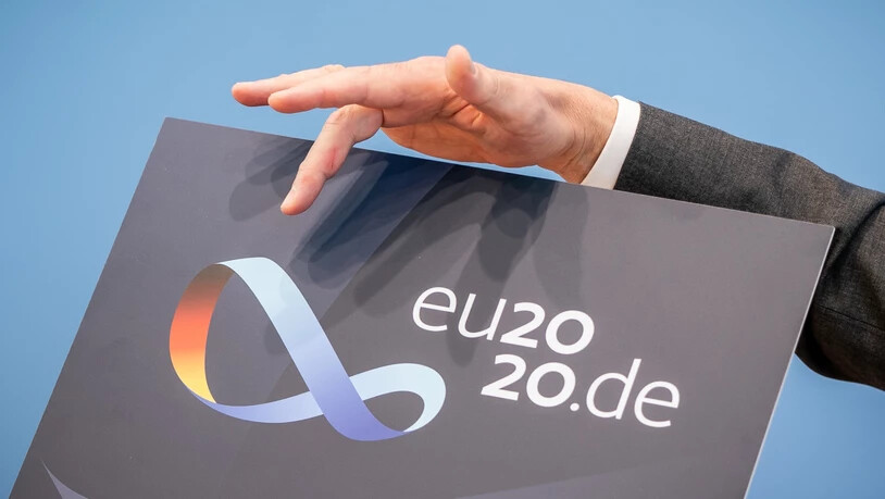 Steffen Seibert, Sprecher der Bundesregierung, zeigt das Logo der Deutschen EU-Ratspräsidentschaft. Vom 01.07. an übernimmt Deutschland die EU-Ratspräsidentschaft unter dem Motto "Gemeinsam. Europa wieder stark machen".  Im Logo ist ein Möbiusband zu…