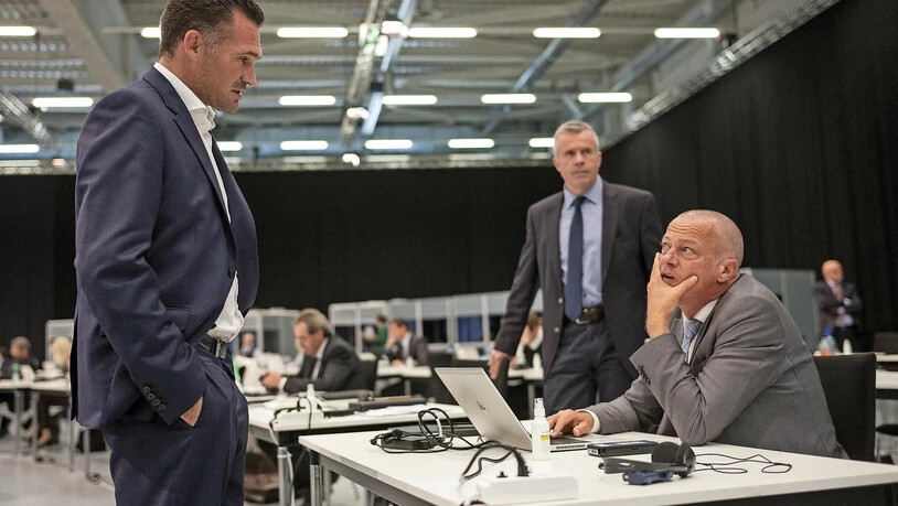 Martin Landolt (rechts) diskutiert an der Sondersession von Anfang Mai im Bernexpo-Gebäude.