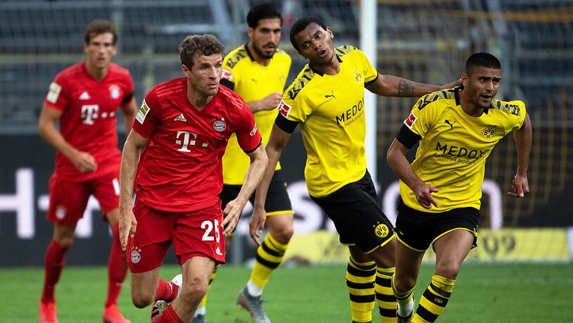 Bayern Münchens Spieler (am Ball Thomas Müller) akzeptieren Lohnkürzungen bis Saisonende