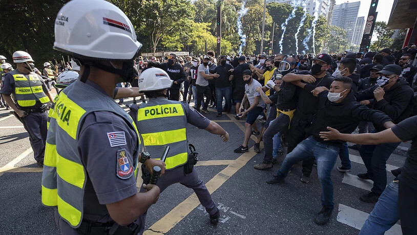 In São Paulo setzte die Polizei Tränengas gegen Regierungsgegner ein, um sie zu vertreiben.