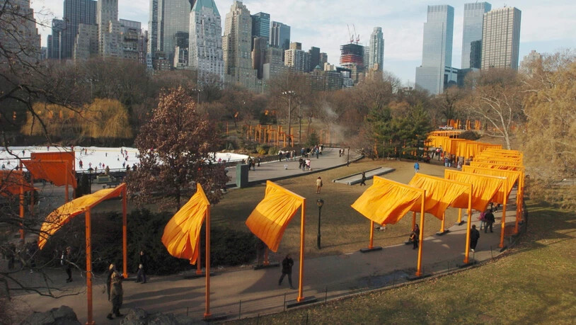 Zu Christos berühmtesten realisierten Projekten zählten die safranfarbenen Tore im New Yorker Central Park ("The Gates"). (Archivbild)