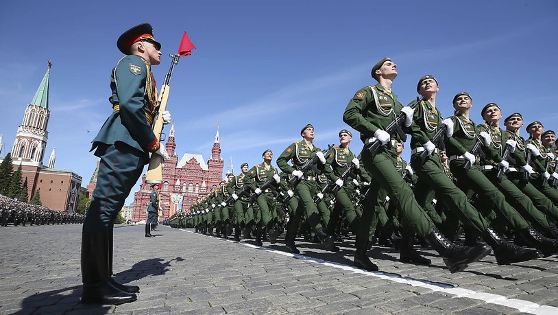 ARCHIV - Soldaten marschieren bei der Militärparade zum Tag des Sieges durch die russische Hauptstadt. Foto: Maxim Shipenkov/POOL EPA/AP/dpa