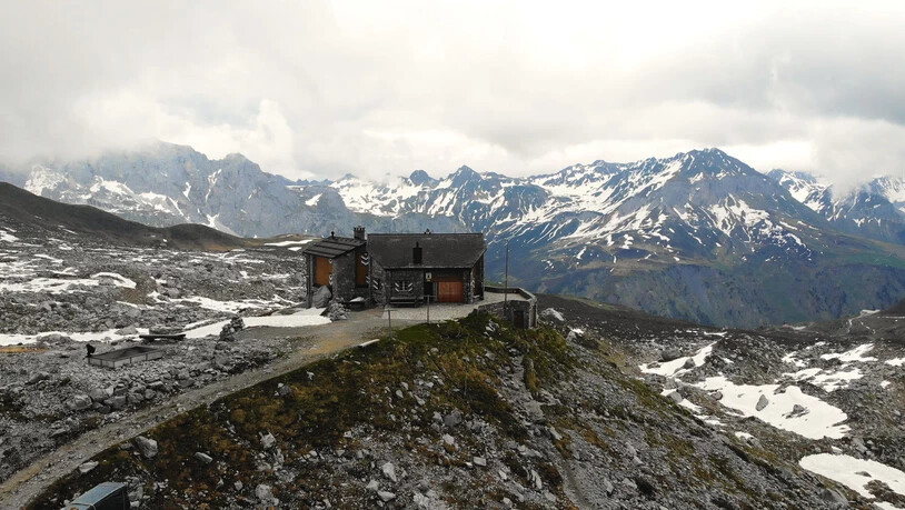 Von der Carschinahütte aus ist die Gebirgskette Rätikon gut sichtbar. 