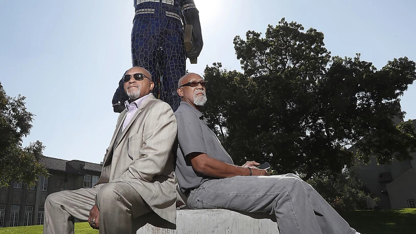 Tommie Smith (links) und John Carlos posieren vor der Statue, die zu ihrer Ehren erbaut wurde