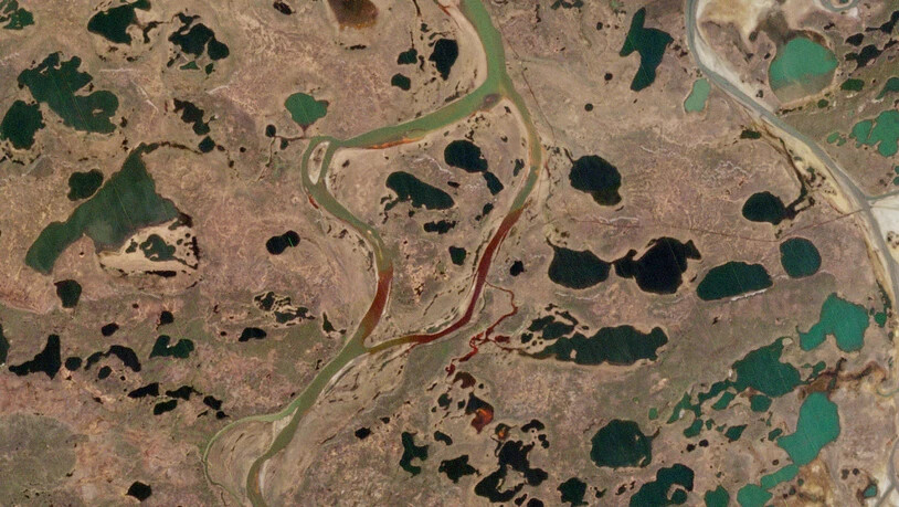 HANDOUT - Das Satellitenbild zeigt ein Öl-Leck in der Nähe der sibirischen Stadt Norilsk. Bisher sind rund 21.000 Tonnen Diesel in die Natur gelangt. Foto: Planet Labs Inc./dpa - ACHTUNG: Nur zur redaktionellen Verwendung im Zusammenhang mit der…
