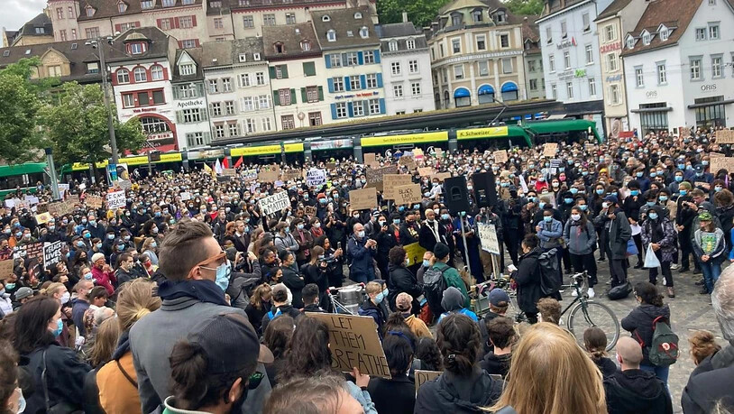 Auf dem Basler Barfüsserplatz demonstrieren über 2000 Menschen gegen Rassismus.