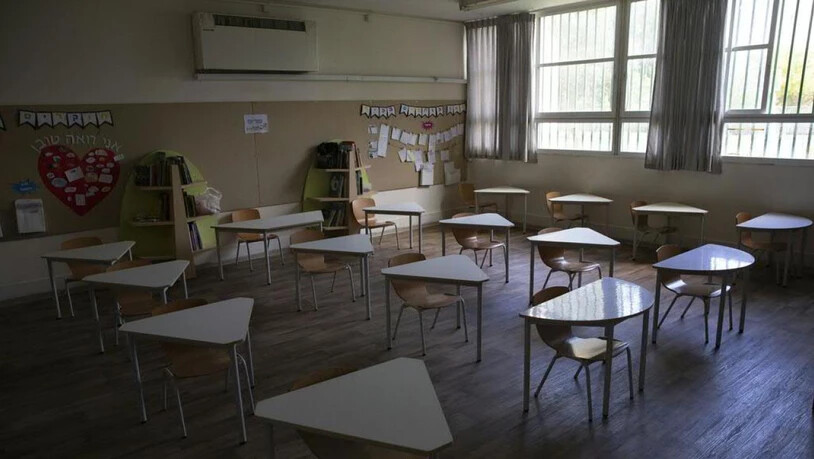 Ein leeres Klassenzimmer in einer Grundschule in Tel Aviv - in Israel müssen immer mehr Schulen wegen eines Neuanstiegs von Corona-Infektionen wieder schliessen.
