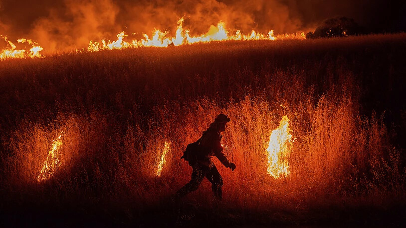 Ein Feuerwehrmann kämpft in nahe der kalifornischen Stadt Winters gegen einen Waldbrand.