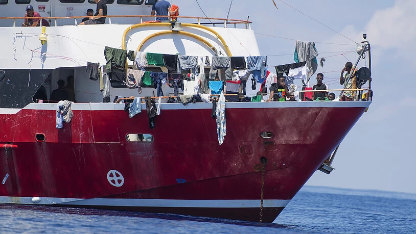 Nach internationalen Protesten lässt Malta mehr als 400 Flüchtlinge in den Hafen einlaufen.