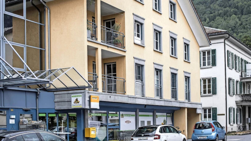 Bleibt im Dorf bestehen: Die Postagentur im «Quartierladä» im Ennendaner Neubauquartier zieht nach nebenan in den Laden von Weberplus um.