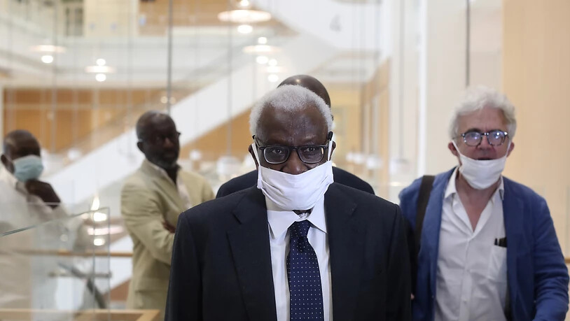 Der Senegalese Lamine Diack, einst Präsident des Leichtathletik-Weltverbandes und IOC-Mitglied, wird des Betrugs, der Geldwäsche und Korruption sowie der Veruntreuung und bandenmässiger Kriminalität beschuldigt