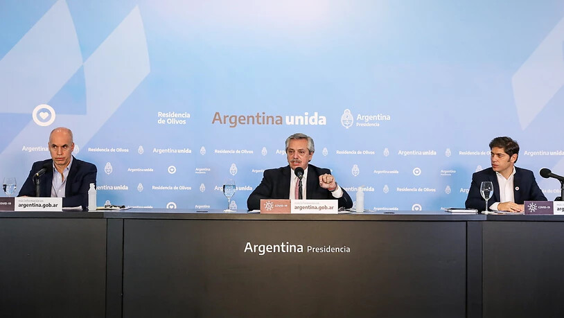 Der Präsident Argentiniens Alberto Fernández (Bildmitte) hat die Übernahme des Agrarkonzerns Vicentín durch den Staat bekanntgegeben und auf seine wichtige Funktion verwiesen. (Archivbild)