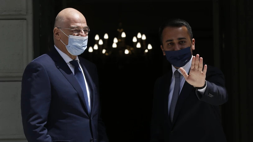 Nikos Dendias (l), Außenminister von Griechenland, begrüßt Luigi Di Maio, Außenminister von Italien, vor einem Treffen im Außenministerium in Athen. Foto: Costas Baltas/Reuters Pool/AP/dpa