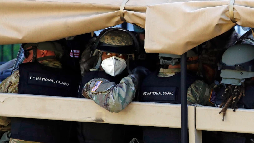 ARCHIV - Mitglieder der Washingtoner Nationalgarde wurden positiv auf Corona getestet. Foto: Patrick Semansky/AP/dpa