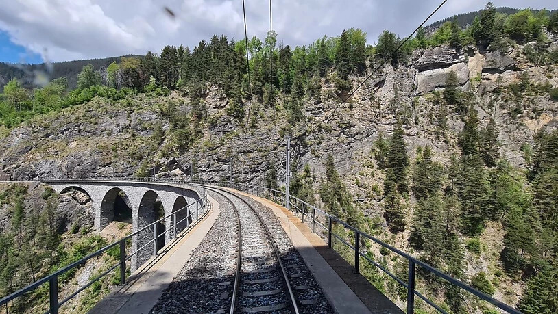 Die neue Sicht der Passagiere aus den RhB-Bahnwagen auf das bekannte Landwasserviadukt im Albulatal.
