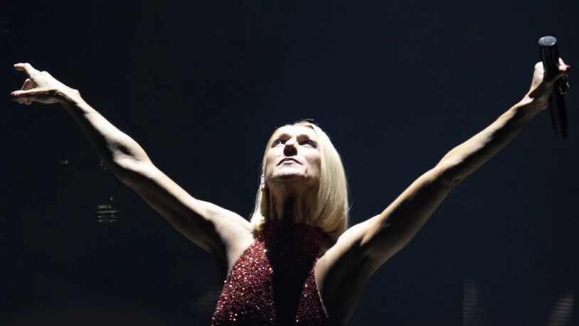 Eigentlich hätte Céline Dion bereits dieses Jahr in die Schweiz kommen wollen. Doch wegen der Covid 19-Pandemie müssen ihre Fans bis nächstes Jahr warten: Im Mai wird sie nun im Zürcher Hallenstadion erwartet und im Juli am Paléo Festival in Nyon. …