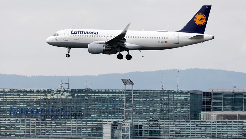 Die Piloten der Lufthansa bieten der Fluggesellschaft einen Gehaltsverzicht an, damit der Konzern die Coronakrise meistern kann. (Archivbild)