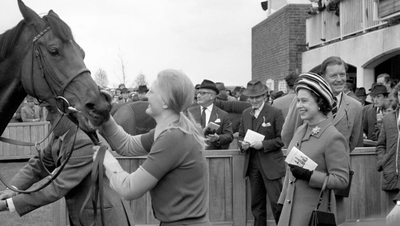 ARCHIV - Die britische Königin Elizabeth II. (r) beim «1000 Guineas» Pferderennen in Newmarket. Sie hat für einen Bericht im Magazin «Town  Country» die Namen ihrer Lieblingspferde aus den vergangenen sieben Jahrzehnten verraten. Foto: Pa/PA Wire/dpa