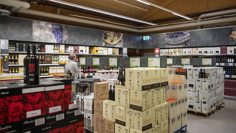 Die Weinhandelskontrolle nahm vergangenes Jahr über 1100 Betriebe unter die Lupe: Blick in die Weinabteilung im Landi-Laden von Küssnacht SZ. (Archivbild)