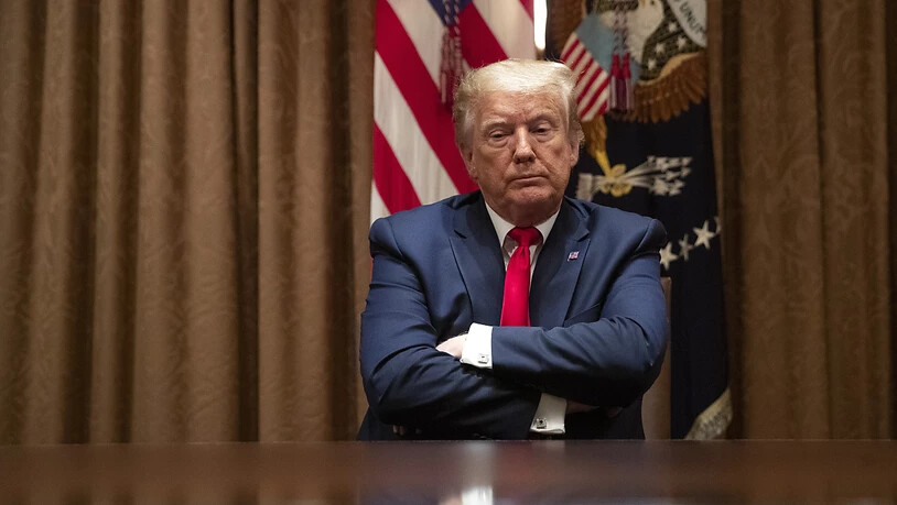 Donald Trump, Präsident der USA, verschränkt die Arme während eines Gesprächs mit afroamerikanischen Unterstützern im Kabinettsraum des Weißen Hauses. Foto: Patrick Semansky/AP/dpa