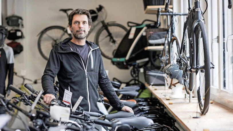 Werkstatt und Laden gut ausgelastet: Chrigel Müller, Inhaber der Bikestopstation in Ennenda, hat während der Coronazeit zu tun.