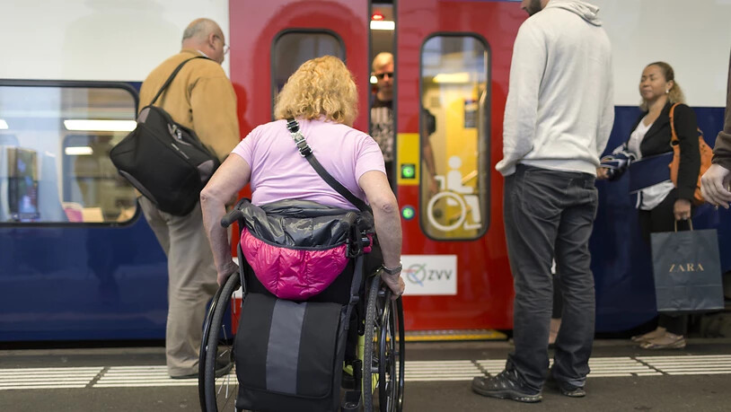 Für Rollstuhlfahrerinnen und Rollstuhlfahrer gibt es im öffentlichen Verkehr zuweilen viele Hürden zu überwinden. Der Bundesrat will die Situation nun zugunsten der Betroffenen verbessern. (Archivbild)