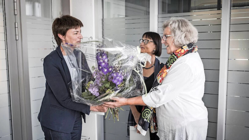 Mit einem weiteren Schreiben machen die Frauenstreik-Petitionärinnen Regierungsrätin Marianne Lienhard (links) auf ihre Anliegen aufmerksam. 