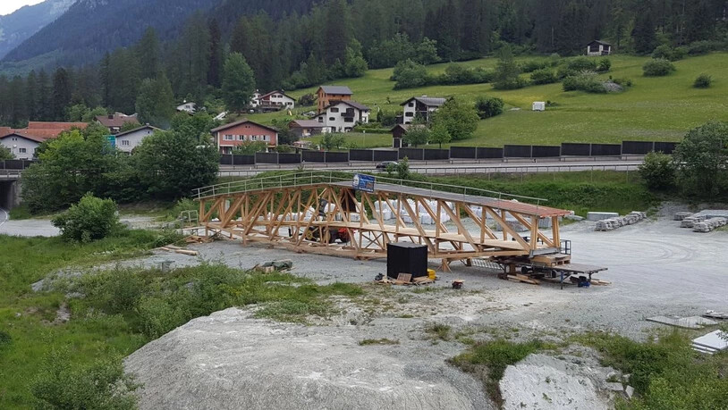 In ein, zwei Wochen wird die Brücke zur Baustelle transportiert und mit einem grossen Pneu-Kran an den Bestimmungsort gesetzt.