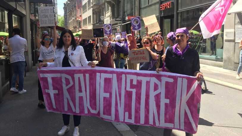 Die neue St. Galler SP-Regierungsrätin Laura Bucher (links) und Barbara Gysi, Präsidentin des St. Galler Gewerkschaftsbundes, (rechts) erinnerten am Samstag mit rund 300 weiteren Frauen an die Anliegen des Frauenstreiks vom 14. Juni 2019.