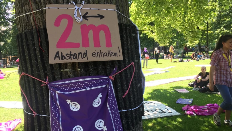 Rund 300 Frauen erinnerten am Samstag in St. Gallen an die Anliegen des Frauenstreiks vom 14. Juni 2019. Die Zahl der Teilnehmerinnen war wegen des Corona-Pandemie begrenzt.