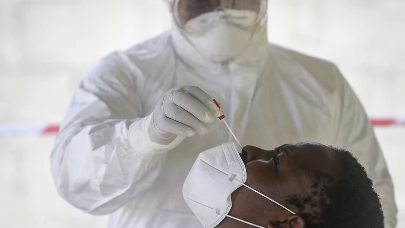 ARCHIV - Ein Gesundheitsbeamter nimmt in Nigeria einen Nasenabstrich von einem Patienten, der auf das neuartige Coronavirus getestet werden soll. Im Kampf gegen Covid-19 testen afrikanische Länder noch immer viel zu wenig. Foto: Sunday Alamba/AP/dpa