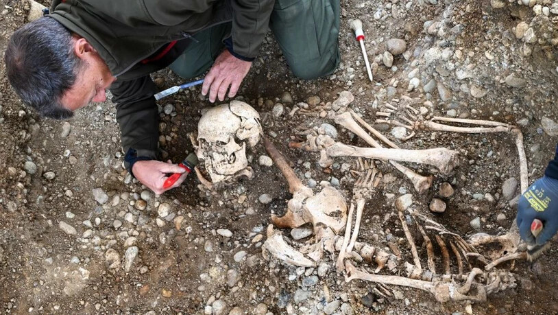 Kreisarchäologe und Grabungsleiter Jürgen Hald gräbt Teile von Skeletten an der historischen Hinrichtungsstätte unweit des Gnadensees (Teil des Bodensees) aus. Archäologen haben dort Anfang April Reste eines Galgens, mehrere Skelette sowie Brandgruben…