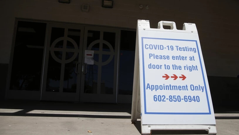 Ein Schild weist auf den Eingang zu einem Corona-Testbereich der "St. Vincent de Paul medical clinic" in Arizona hin. Die USA ist das Land mit den meisten Corona-Toten weltweit. Foto: Ross D. Franklin/AP/dpa