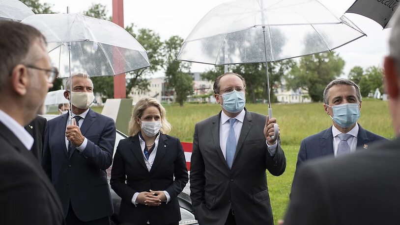 Bundesrat Ignazio Cassis (rechts, mit Maske) nimmt nach seinem treffen mit Regierungsvertretern in Kreuzlingen TG einen Augenschein an der Grenze zu Konstanz, die während des Lockdowns durch einen doppelten Zaun gesichert war.