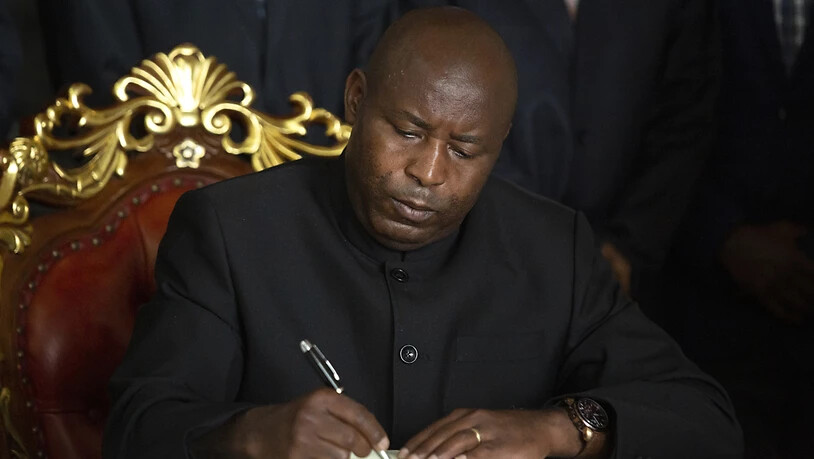 Evariste Ndayishimiye, designierter Präsident von Burundi, unterzeichnet im Präsidentenpalast das Kondolenzbuch. Foto: Berthier Mugiraneza/AP/dpa