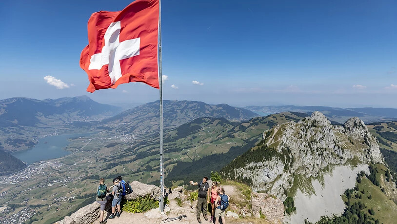 Wanderer auf dem Grossen Mythen im Kanton Schwyz.