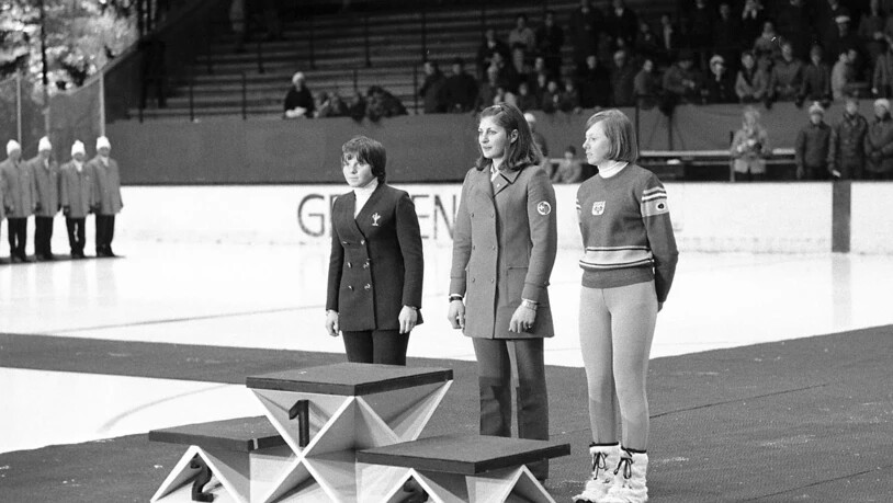 Die kaum 20-jährige Adelbodnerin Annerösli Zryd (Mitte) als sensationelle Weltmeisterin, flankiert von der Zweiten Isabelle Mir (links) und der drittplatzierten Topfavoritin Annemarie Moser-Pröll