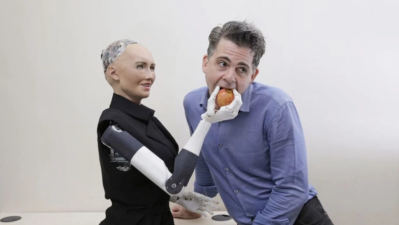 Roboter Sophia neckt ihren Schöpfer David Hanson. Forscher haben gezeigt, dass Deep Learning die in den Daten steckenden diskriminierenden Tendenzen auch ohne menschliches Zutun verstärkt. (Archivbild)