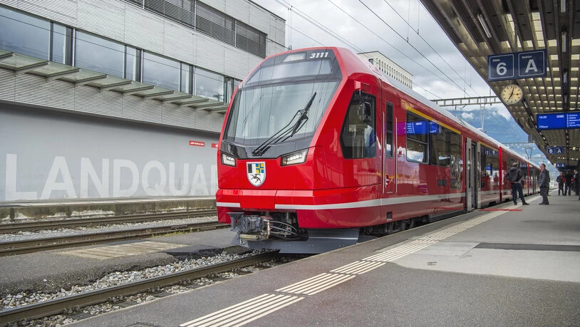 Der erste von 56 Capricorn-Triebzügen der Rhätischen Bahn fährt fahrplanmässig ab Landquart Richtung Davos und Filisur. 