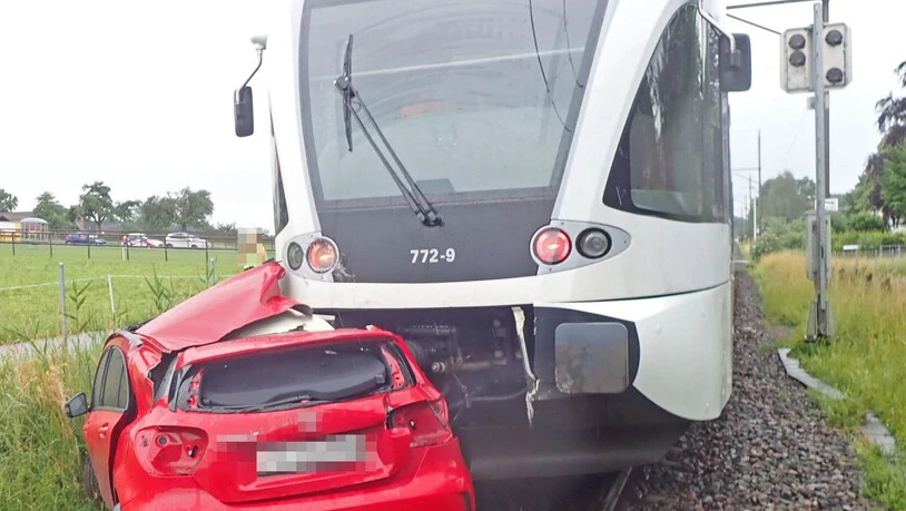 Ein Auto ist am Freitagnachmittag in Frasnacht TG zwischen Bahnschranken geraten. Das Auto wurde vom Zug erfasst und rund 80 Meter weit geschoben. Beim Unfall wurde niemand verletzt.