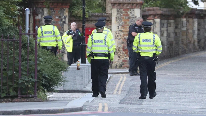 Ein Messerstecher hat in der britischen Stadt Reading nach ersten Erkenntnissen drei Personen getötet und zwei Menschen lebensgefährlich verletzt.