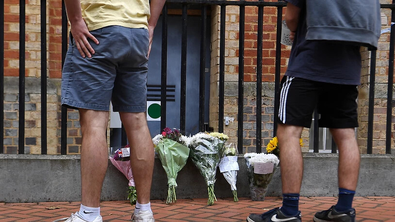 Drei Opfer bei einem Terrorangriff: Blumen im Gedenken an die Toten nahe es Tatorts in den  Forbury Gardens in Reading.