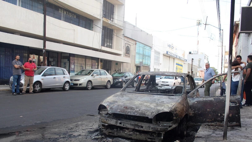 Mindestens zwölf Tote bei Kämpfen zwischen Banden: Blick auf eine Strasse in Calaya (Bundesstaat Guanajuato), in der Kriminelle Blockaden errichteten und Autos verbrannten.