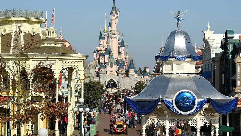 Die "Hauptstraße" im Disneyland Paris. (zu dpa "Disneyland Paris öffnet im Juli wieder für Besucher") Foto: Bertrand Guay/AFP/dpa
