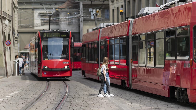 Zwei Trams kreuzen sich in der Stadt Bern in der Marktgasse. (Archivbild)