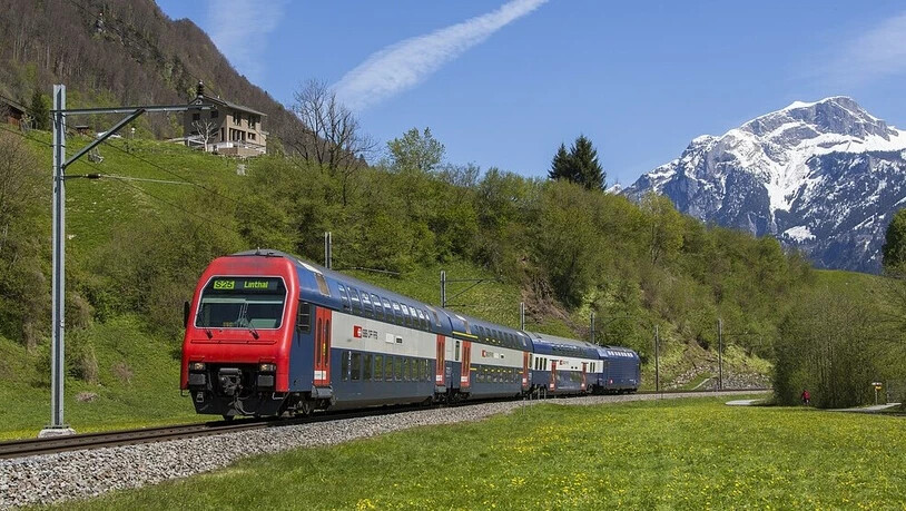 Der Kanton Glarus hat ein neues Verbund-Abonnement lanciert. Dieses soll einen Anreiz für den ÖV schaffen.