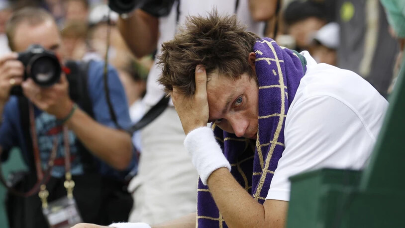 Erlebte ein bitteres Ende: Nicolas Mahut verschwand nach Spielschluss unter einem Handtuch. Der Franzose hatte 2000 in Wimbledon die Junioren-Konkurrenz gewonnen.